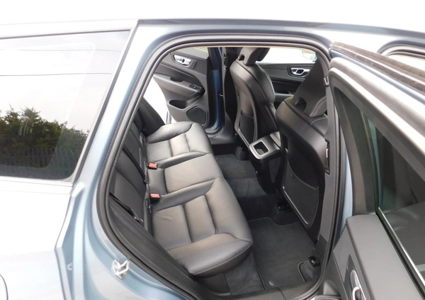 Volvo XC 60 cena 106666 przebieg: 179000, rok produkcji 2019 z Pruszków małe 742